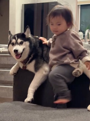 振り返る赤ちゃん