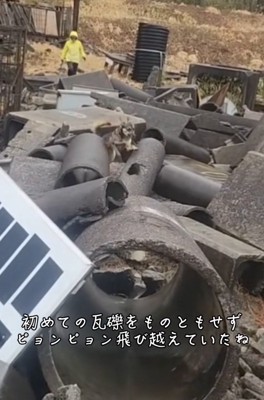 瓦礫を飛び越えるまる君