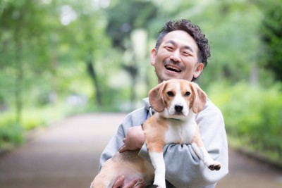 抱っこする男性