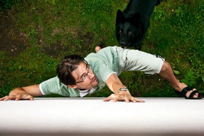 犬から逃げる男性