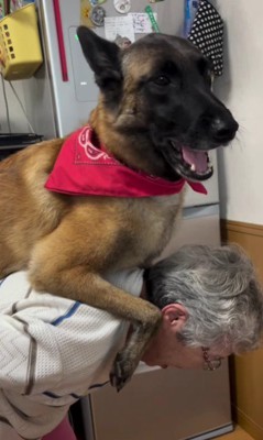 おんぶしてもらうウルルちゃん♡