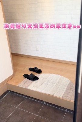 ガラーン…
