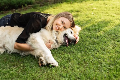 戯れる女性と犬