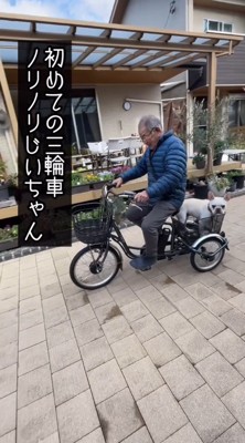 電動式三輪車を漕ぐ年配男性