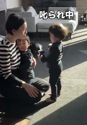 母親と向き合う男の子