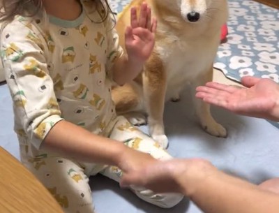 手遊びをする娘さん
