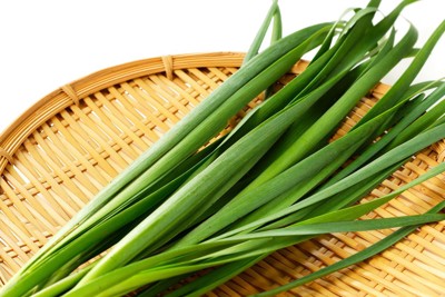 ザルの上に乗ったニラの束
