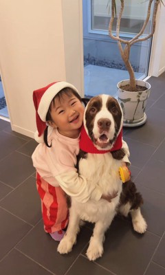 サンタごっこをするププくんと女の子5