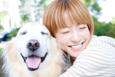 寄り添う犬と女性