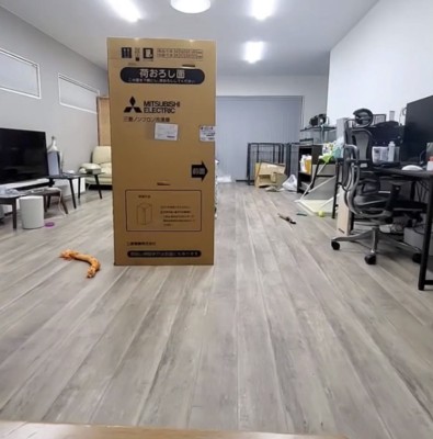 部屋の中央にあるダンボール