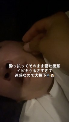 男性の顔の横に手が近づく瞬間