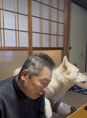 何かを察します