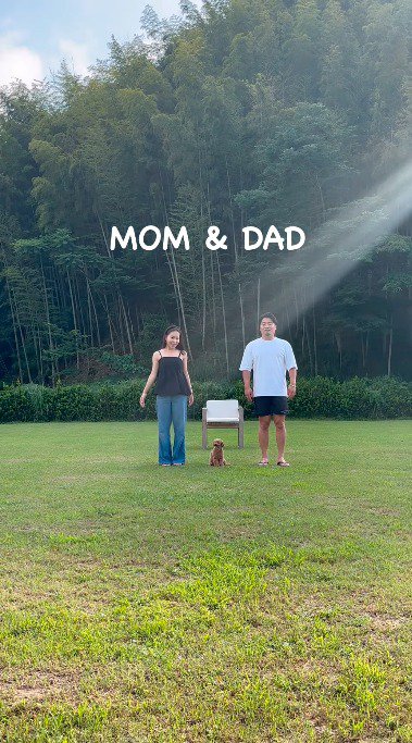 犬を挟んで横に並んだ女性と男性