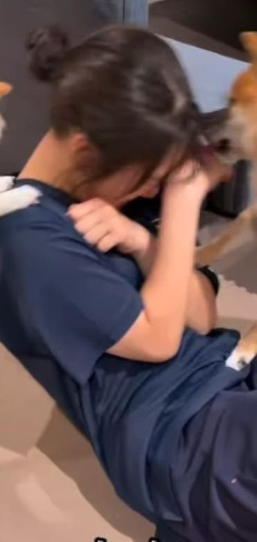 筋トレ中の娘さん