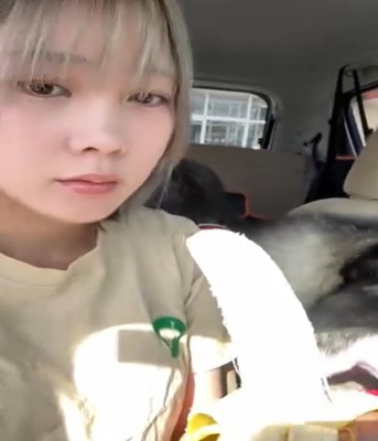 バナナを食べる女性1