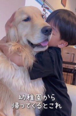 エルちゃんをナデナデ