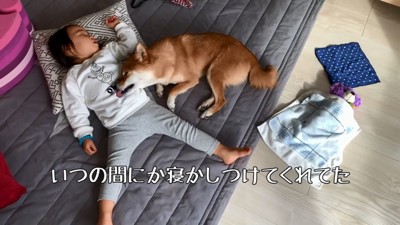 モモ子ちゃんを寝かしつける花子ちゃん