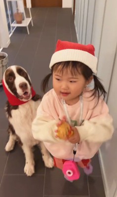 サンタごっこをするププくんと女の子9