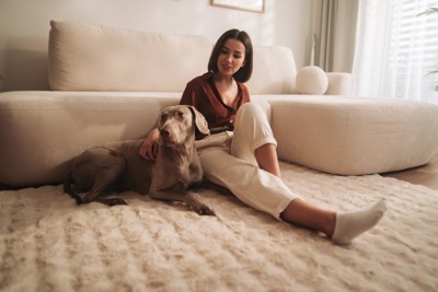 隣に座る女性と犬