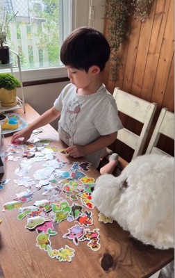 散歩する男の子と大型犬