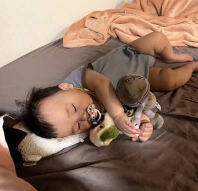 ぬいぐるみを抱く赤ちゃん