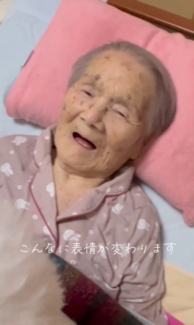 突然、満面の笑みに！