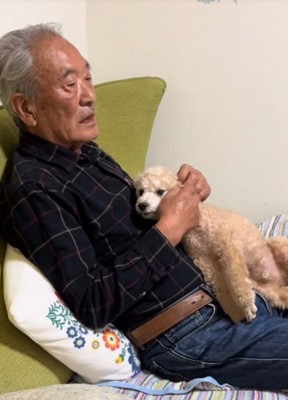 イチャイチャするおじいちゃんと犬2