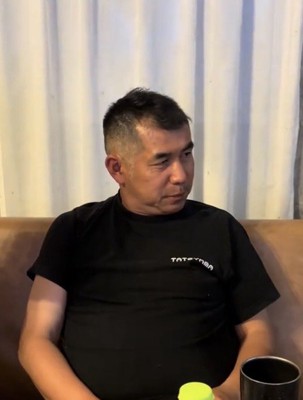 人が横を見る