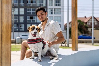 座って休んでいる男性と犬