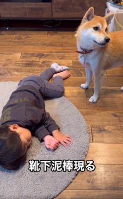 左足が素足の坊っちゃん