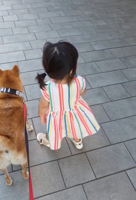 店内を気にする女の子