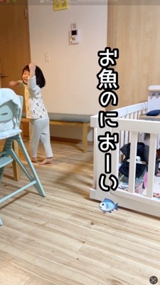 笑顔で走って行く女の子
