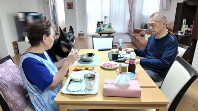 朝食を囲んでる!!