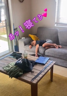 ソファで眠る息子さん