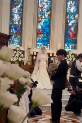 抱っこされる犬2