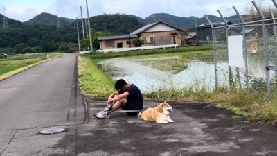 座り込むおもちちゃんと嘆くパパ