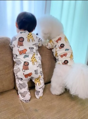 お揃いの服を着た赤ちゃんと小型犬