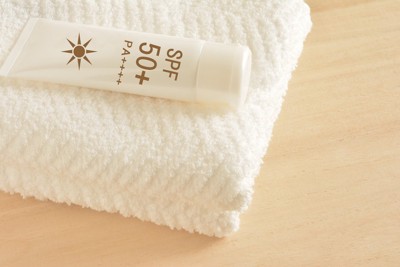 日焼け止めとタオル