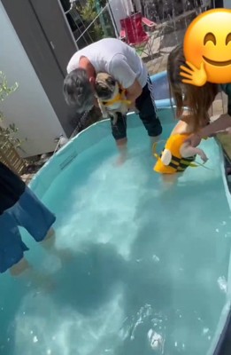 ダイフクくんを落ち着かせる飼い主さん