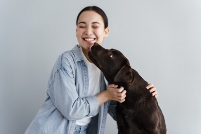 女性に顔を近づける犬