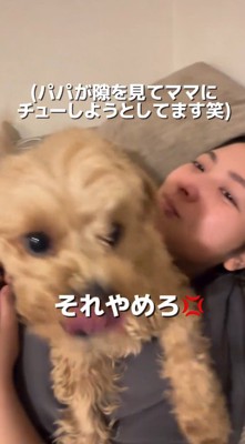 横になっている女性に近づく男性