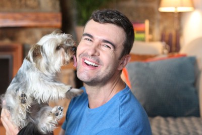 飼い主に甘える犬