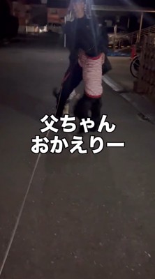 道ばたで男性に飛びつく2頭の犬