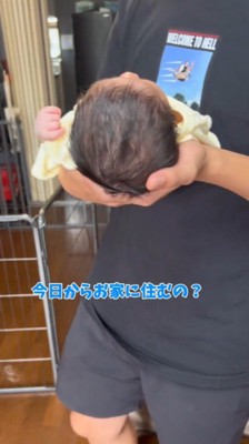 男性に抱っこされている赤ちゃん