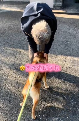 声をかけるおばあちゃん