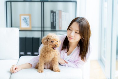部屋でペットとくつろぐ若い女性