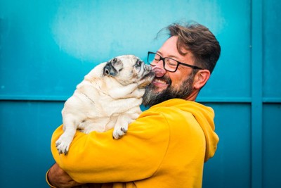 男性と犬