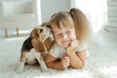 女の子と犬