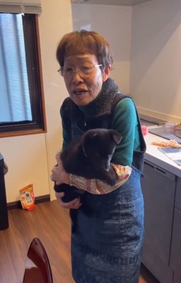 子守歌を歌うお母さん