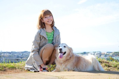 飼い主の女性とゴールデンレトリバー